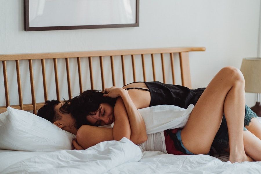 6 Cara Mencapai Orgasme Tanpa Buka Baju, Tetap Menyenangkan!