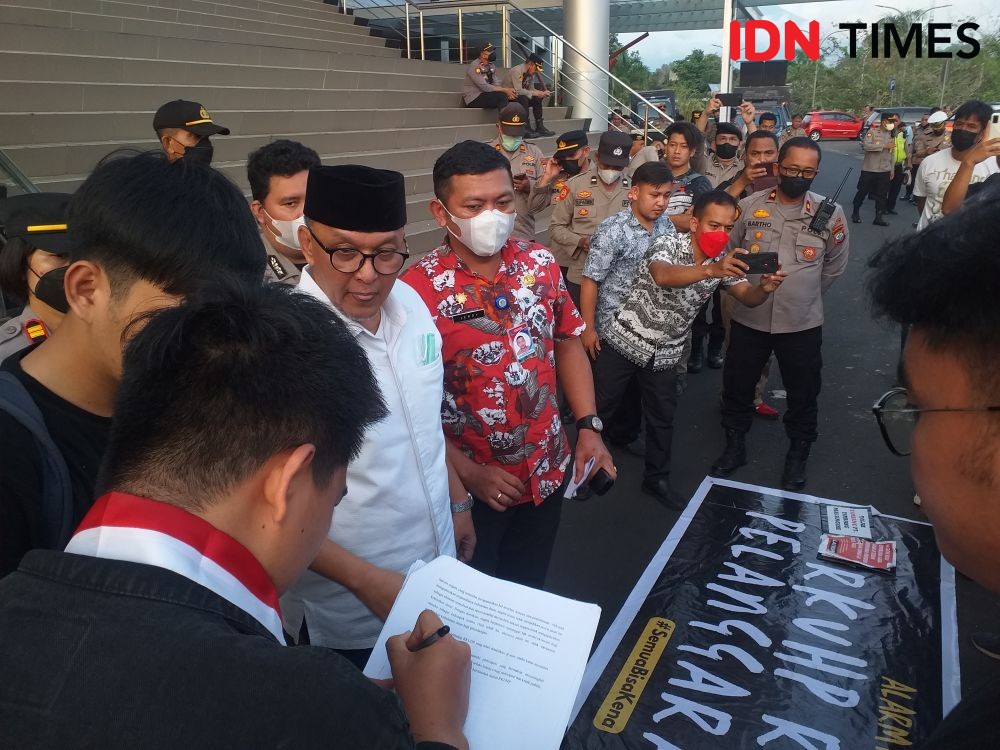 Aliansi Rakyat Menolak RKUHP Demo di Gedung DPRD Sulawesi Utara