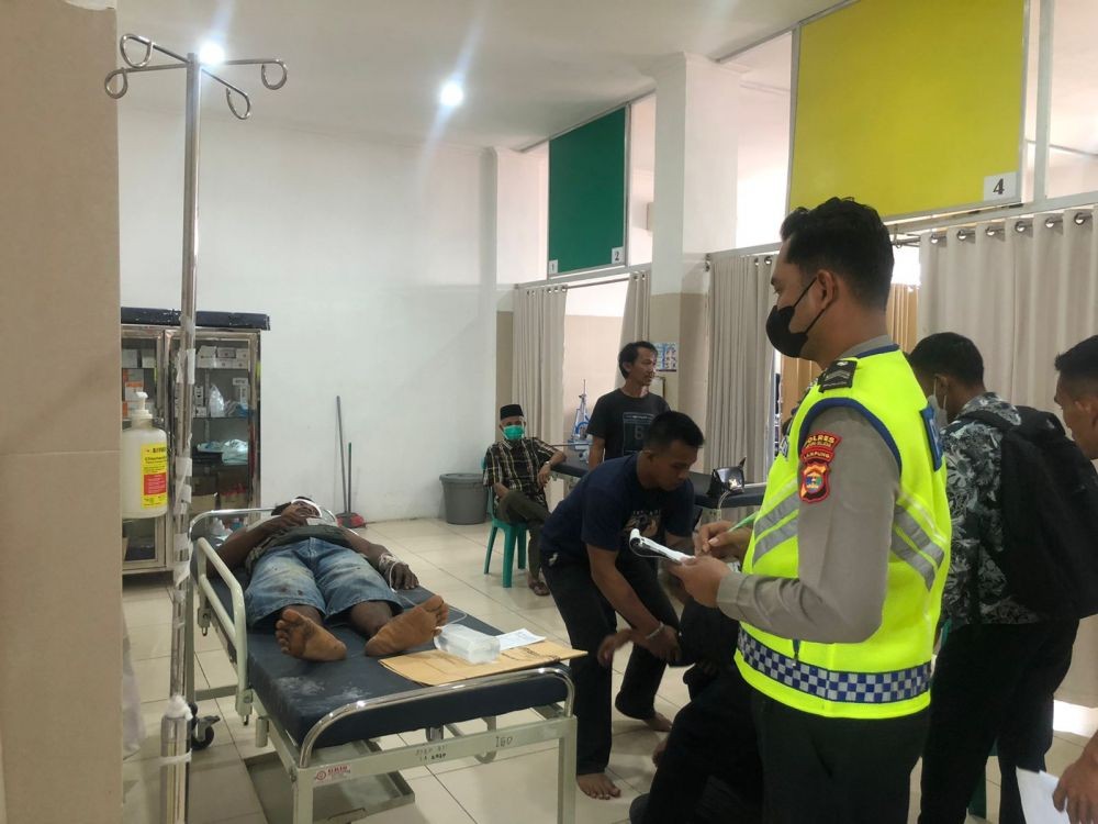 Kecelakaan 'Adu Kambing' Truk vs Truk di Jalan Lintas Lampung Selatan
