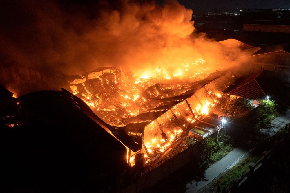 Dampak Kebakaran Pabrik Pupuk Mranggen, Warga Keluhkan Asap Bau Mercon