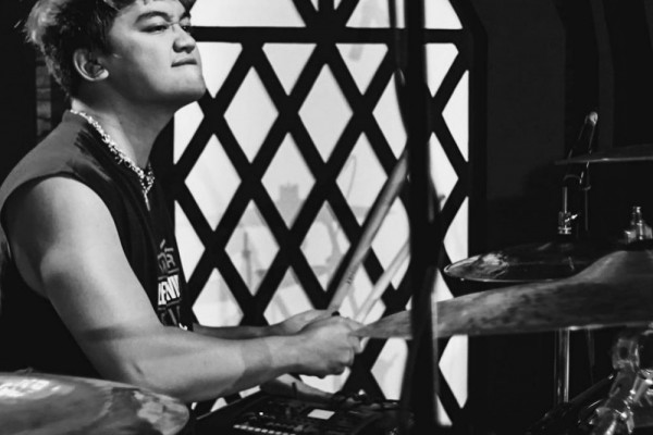 Potret Bounty Ramdhan, Drummer yang Makin Nyetel dengan Sheila On 7