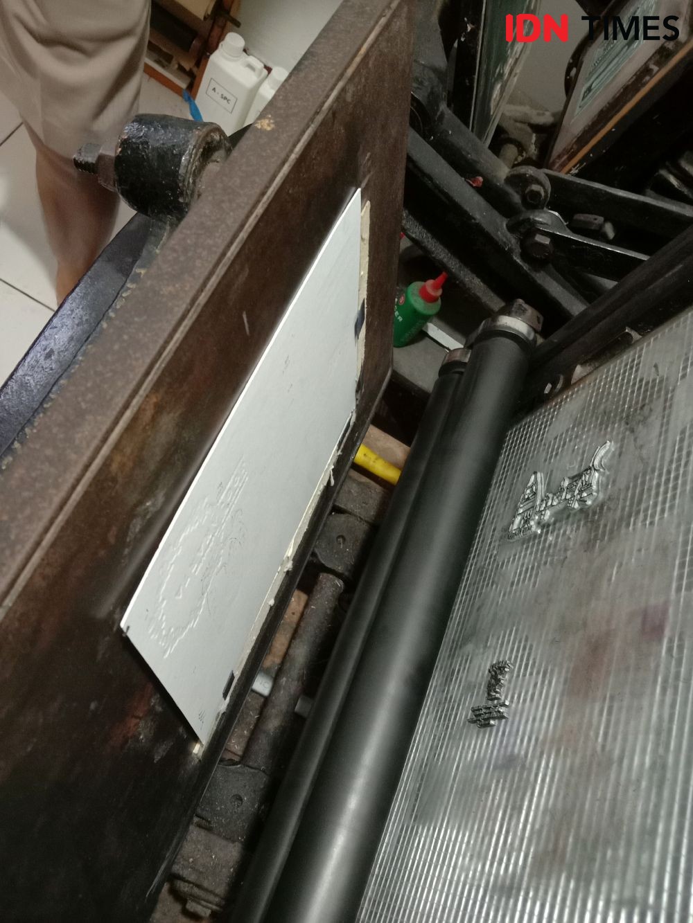 Agung Masih Setia Lestarikan Teknik Letterpress Printing
