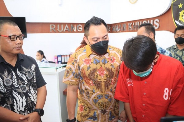 Pria Surabaya Rekam dan Koleksi Video Orang Mandi