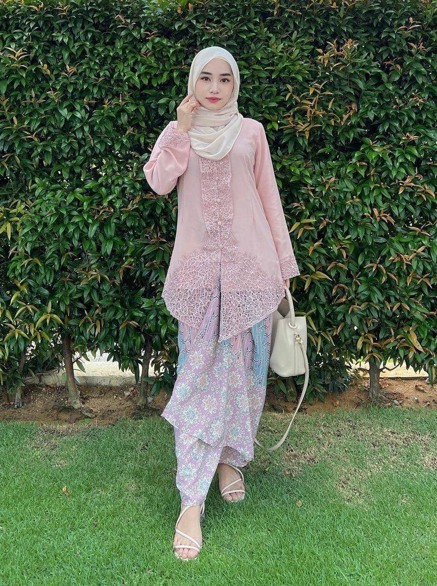 Inspirasi Kebaya Hijab Tema Pink Pastel, Anggun Curi Atensi