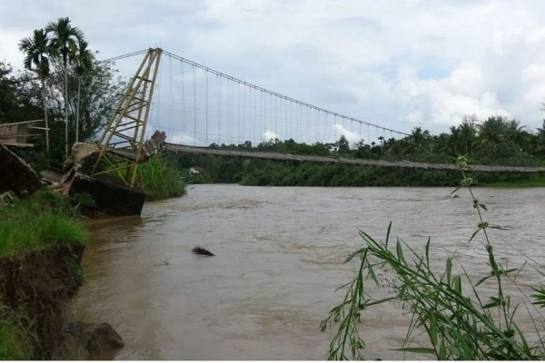 Jembatan Nyaris Ambruk, Warga Seberangi Sungai dengan Batang Pisang