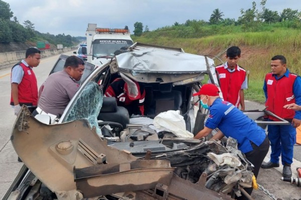 Kecelakaan Maut Avanza Vs Truk di Tol Lampung, 2 Korban Meninggal!