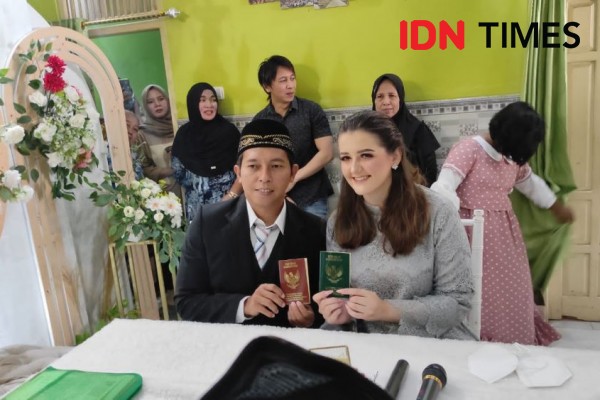 Sabar Jalani LDR, Pria Rembang Sukses Nikahi Cewek Rusia, So Sweet!