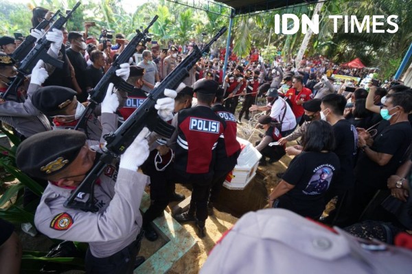 5 Jam Autopsi, Jenazah Brigadir Yosua Dimakamkan Lagi Secara Kedinasan