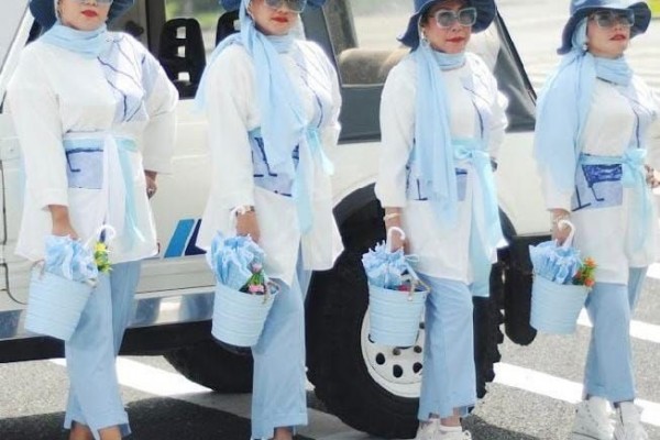 Tak Mau Kalah, Ibu-Ibu Ini Melenggang Elegan di Zebra Cross Balikpapan