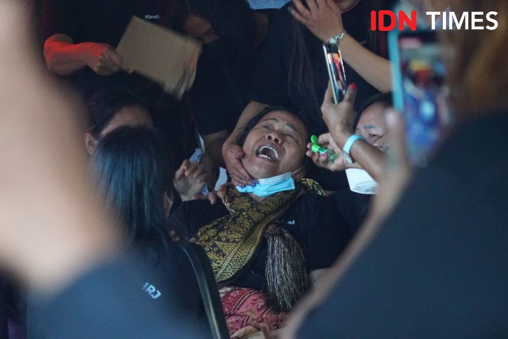 Ibu Brigadir J Histeris Teriak Nama Istri Ferdy Sambo