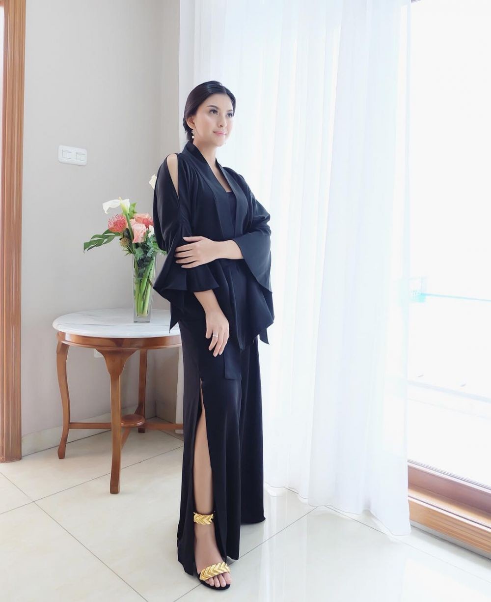 9 Dress Hitam Satin hingga Brokat yang Berkelas untuk Pesta