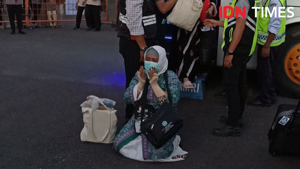 Dandanan Khas Jemaah Haji saat Kembali ke Makassar 