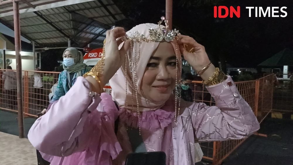 Dandanan Khas Jemaah Haji saat Kembali ke Makassar 