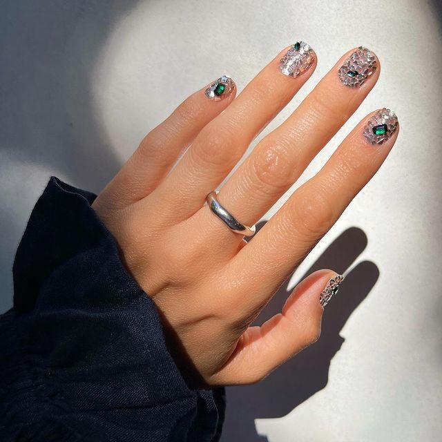 12 Referensi Nail Art untuk Kondangan, Memperindah Outfit