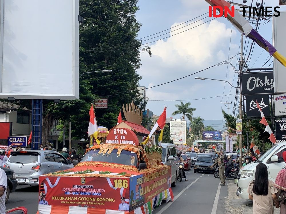 Pawai Parade Budaya dan Festival Mobil Hias Picu Macet 1,5 Jam