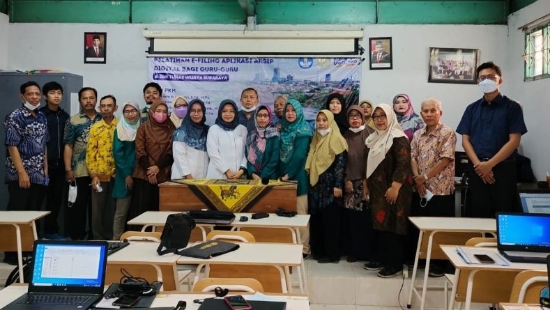 Dosen Unesa Kenalkan Aplikasi Arsip Digital ke SMK Surabaya