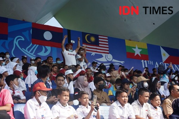 Pelajar hingga Mahasiswa Semarang Jadi Suporter Perenang Difabel Indonesia di APG 2022