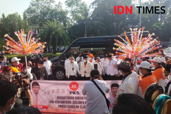 Salawat hingga Palang Pintu Iringi Pendaftaran PKS ke KPU