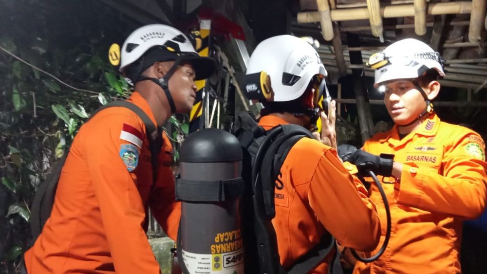 Dramatis! Personel SAR Cilacap Evakuasi 2 Pekerja yang Tertimbun Dinding Sumur