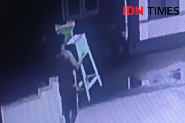 Pencuri Kena Prank! Terekam CCTV Bawa Kotak Infak, Ternyata Kosong