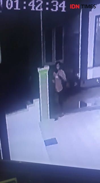 Pencuri Kena Prank! Terekam CCTV Bawa Kotak Infak, Ternyata Kosong