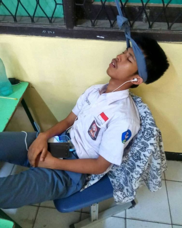 10 Potret Siswa Tidur Di Kelas Ini Bikin Guru Tepok Jidat