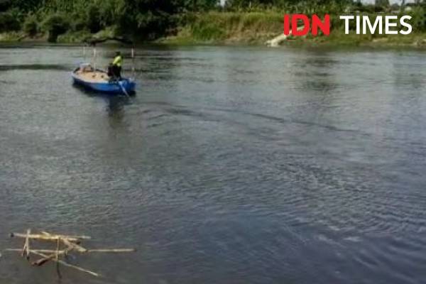 Air Sungai Bengawan Solo Di Bojonegoro Berwarna Hitam