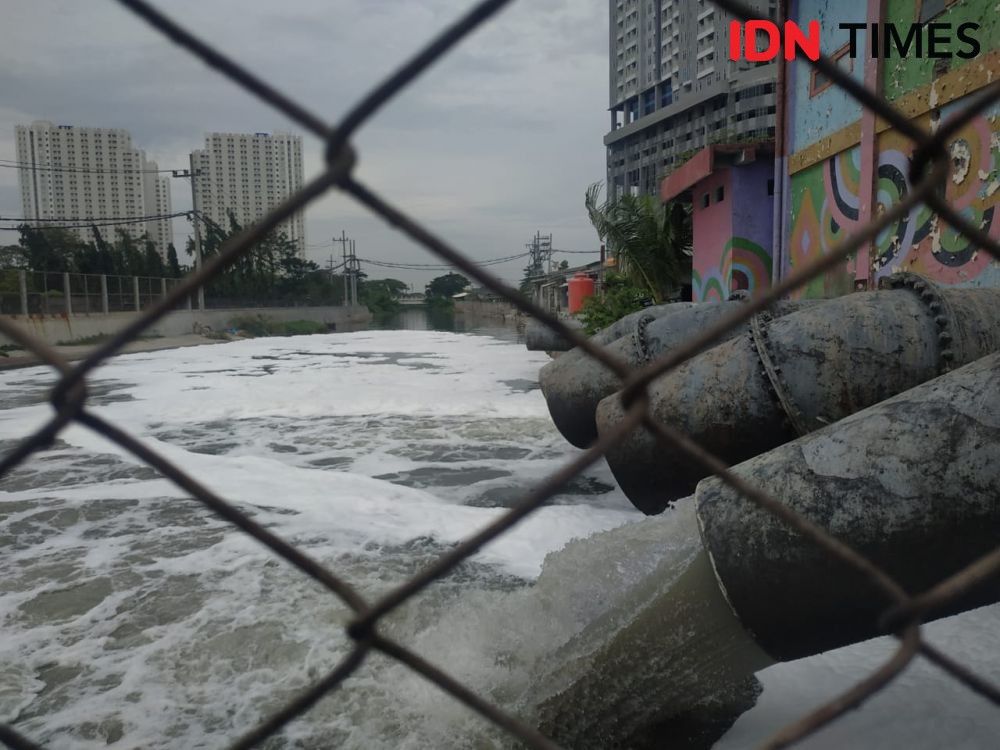 Busa Tebal di Sungai Kalidami Surabaya karena Limbah Domestik