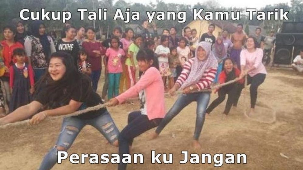 10 Meme Lomba Tarik Tambang Ini Kocak