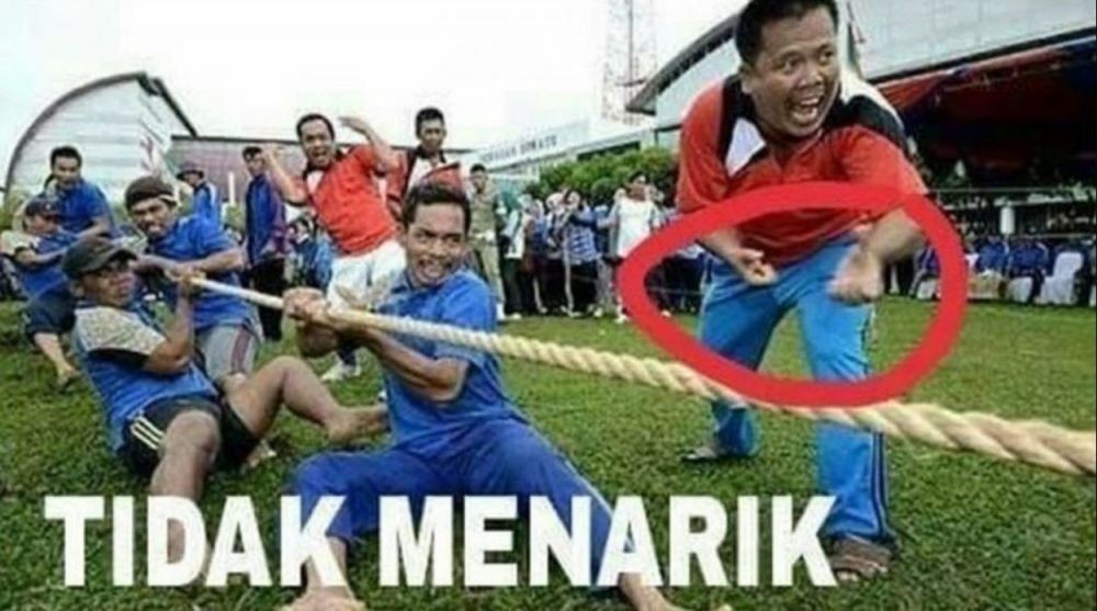 10 Meme Lomba Tarik Tambang Ini Kocak