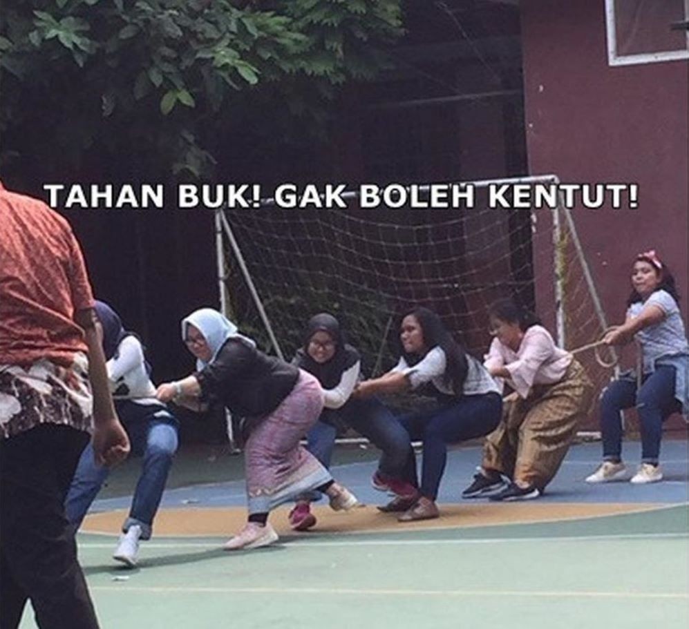 10 Meme Lomba Tarik Tambang Ini Kocak