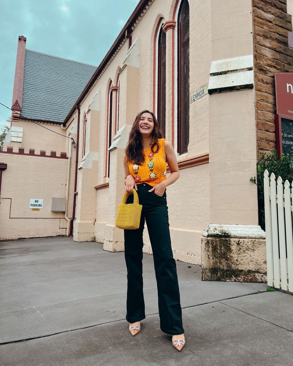 9 OOTD dengan Tas Warna Kuning, Ciptakan Kesan Hangat