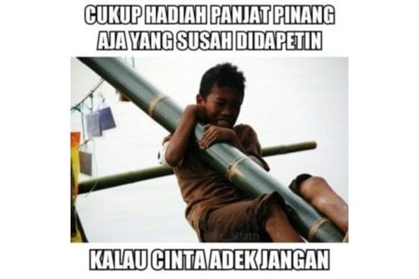 10 Meme Lucu Lomba Panjat Pinang 17 Agustus, Ekspresinya Gak Nahan!