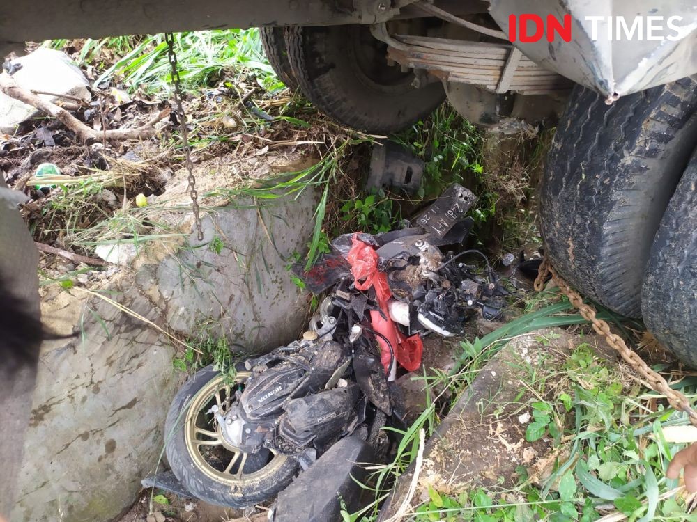 Tak Kuat Menanjak Truk di Lampung Hantam Pemotor, Satu Meninggal