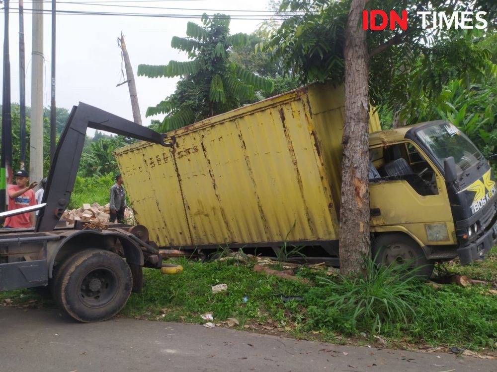 Tak Kuat Menanjak Truk di Lampung Hantam Pemotor, Satu Meninggal