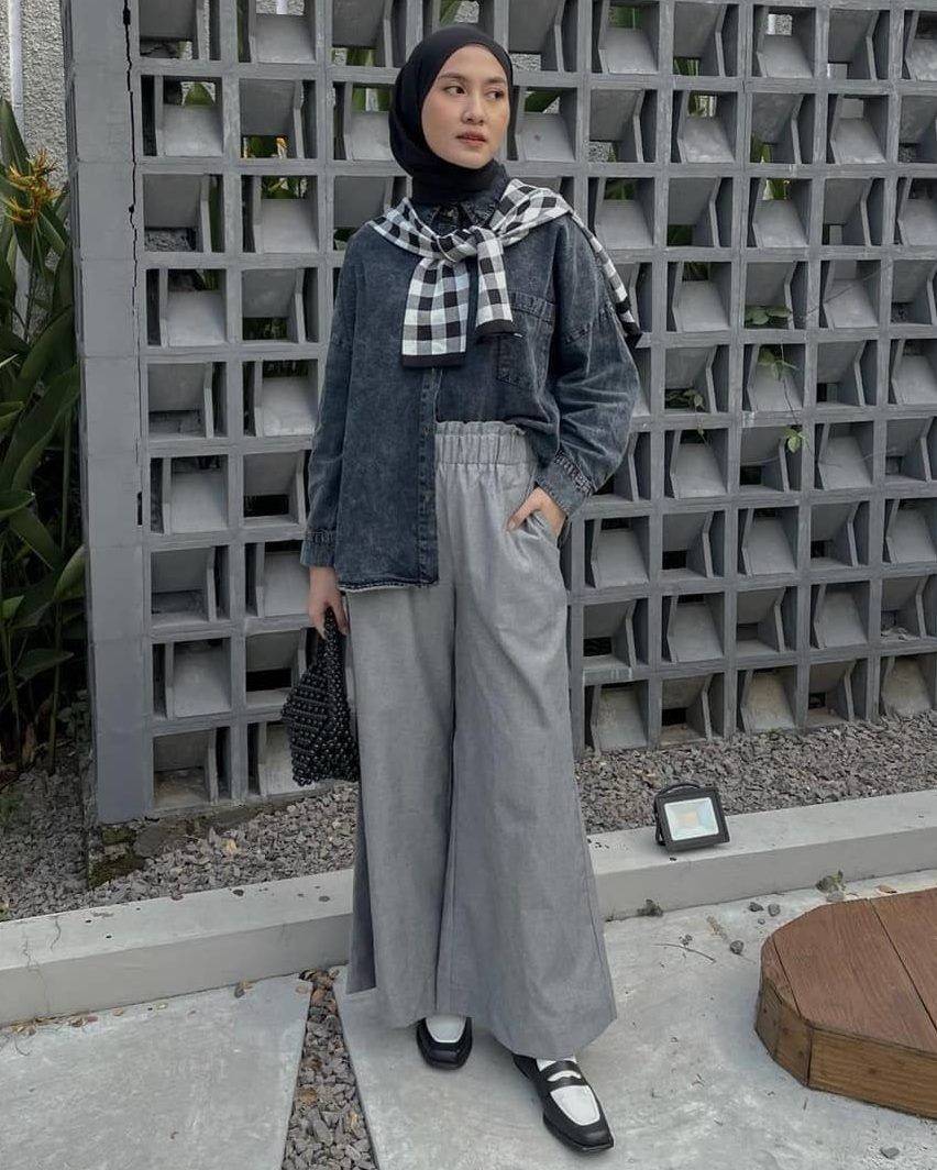 10 Style Hijab Monokrom Bermotif, OOTD Pasti Atraktif