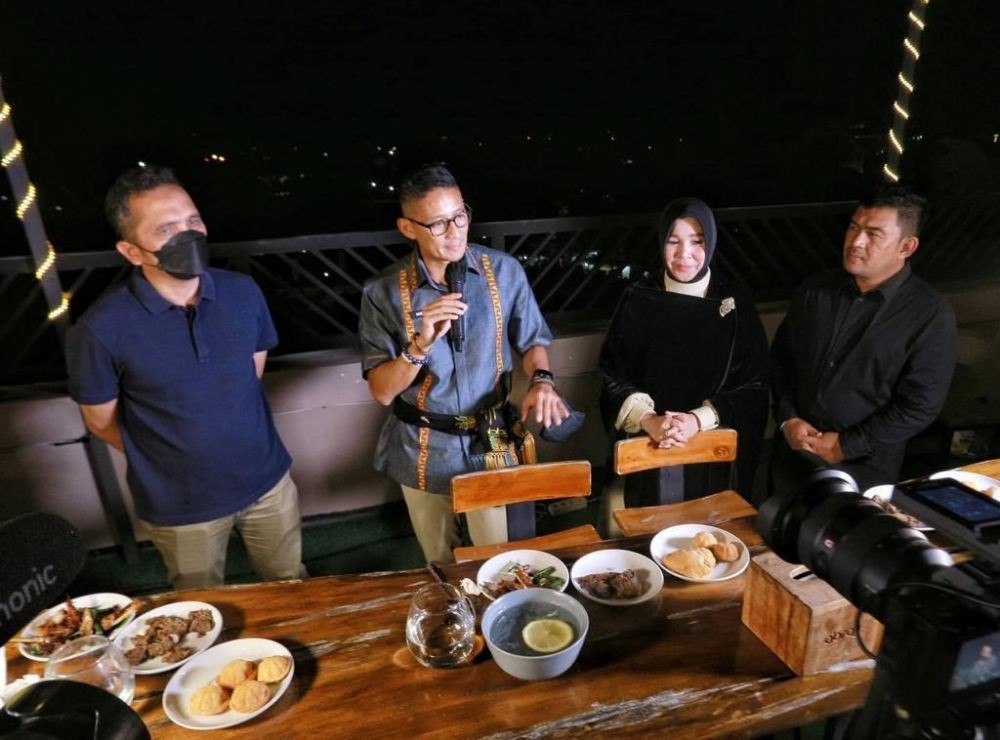 Ditantang Mukbang, Sandiaga Mampu Habiskan 3 Jenis Makanan Khas Aceh
