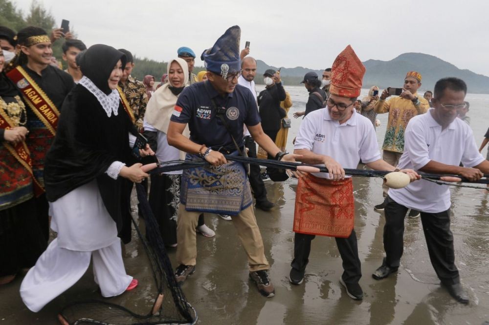 Pernah Hancur Diterjang Tsunami, Sandiaga Takjub Perubahan Desa Ini