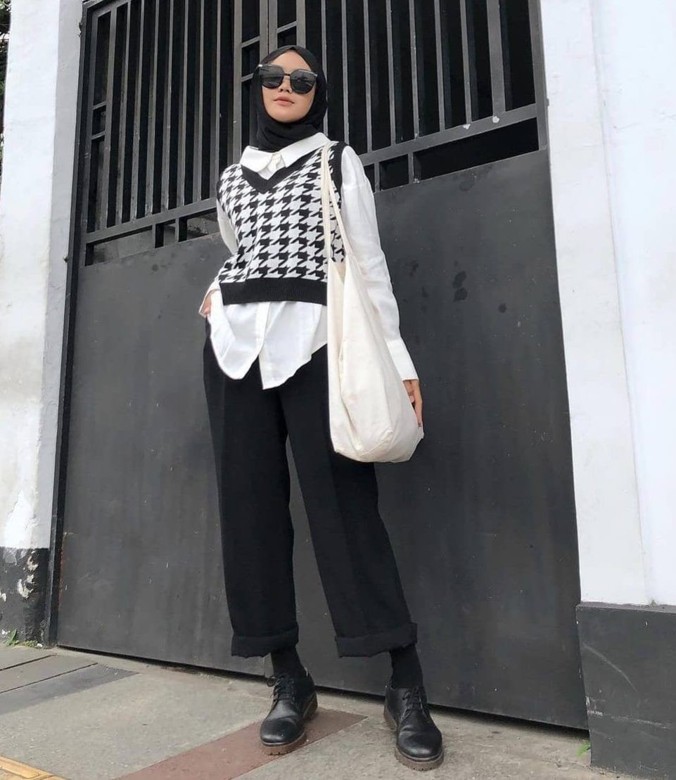 10 Style Hijab Monokrom Bermotif, OOTD Pasti Atraktif