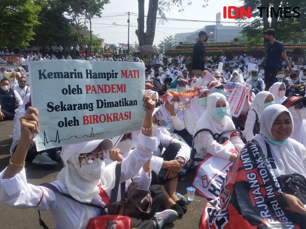 Begini Potret Ratusan Nakes Honorer Gelar Demo di Depan Gedung Sate 