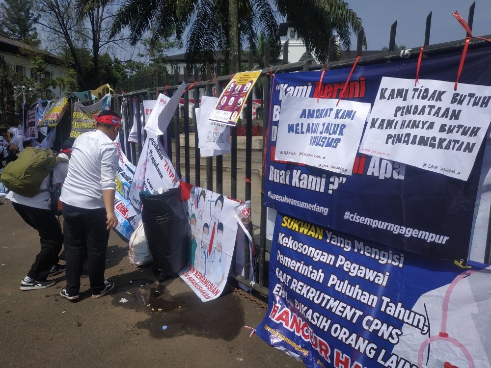 Begini Potret Ratusan Nakes Honorer Gelar Demo di Depan Gedung Sate 