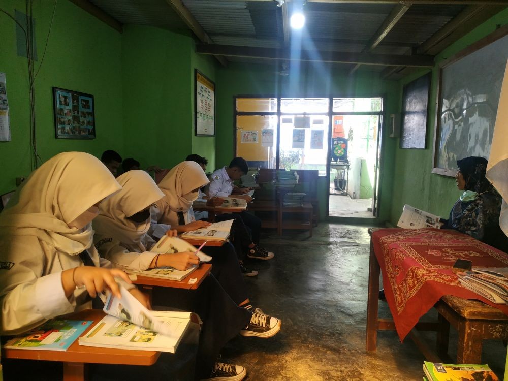 Puluhan Siswa SMP Belajar di Ruang Sempit, Sekda Bandung Prihatin