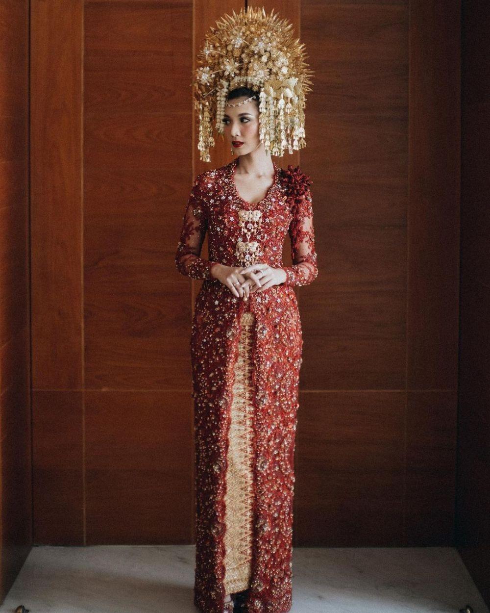 10 Inspirasi Kebaya Merah Marun Warna Bold Yang Berkelas 4255