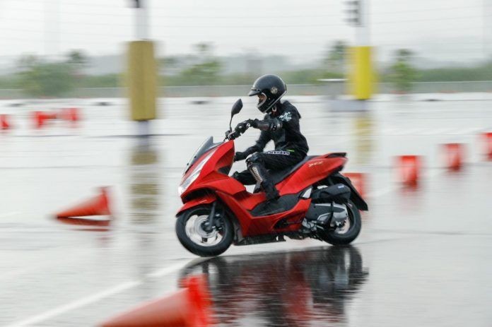 5 Cara Mudah Merawat Sepeda Motor di Musim Hujan