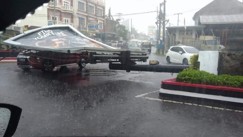 Hujan dan Angin Kencang di Siantar, Mobil Tertimpa Baliho 
