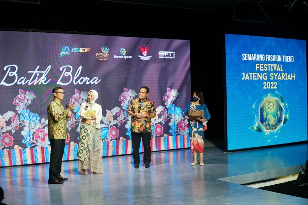 Istri dan Pejabat di Jateng Bak Model Kenalkan Hidden Gem Batik Blora 