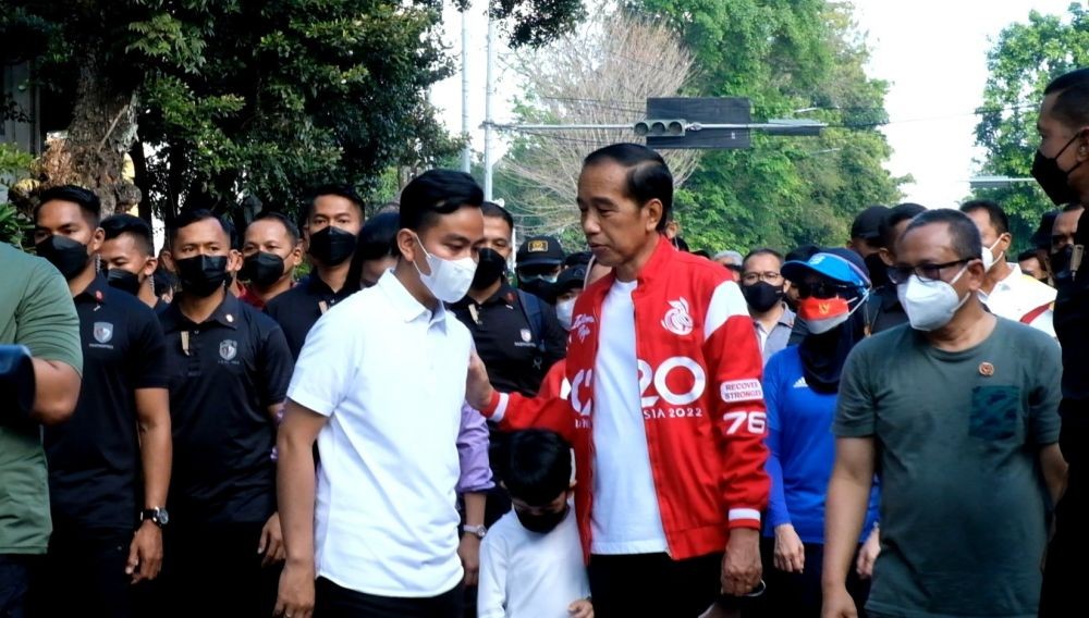 Jokowi Sapa Warga di CFD Solo dan Tinjau Proyek Gibran, Mangkrak?