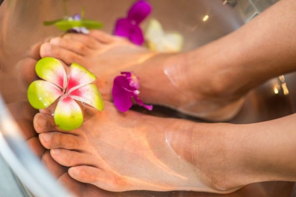 7 Cara Mencerahkan Punggung Kaki yang Gelap akibat Sengatan Matahari