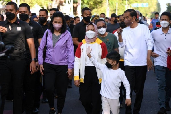 Jokowi Jalan Bareng Jan Ethes di Solo, Ganjar dan Erick Ikut