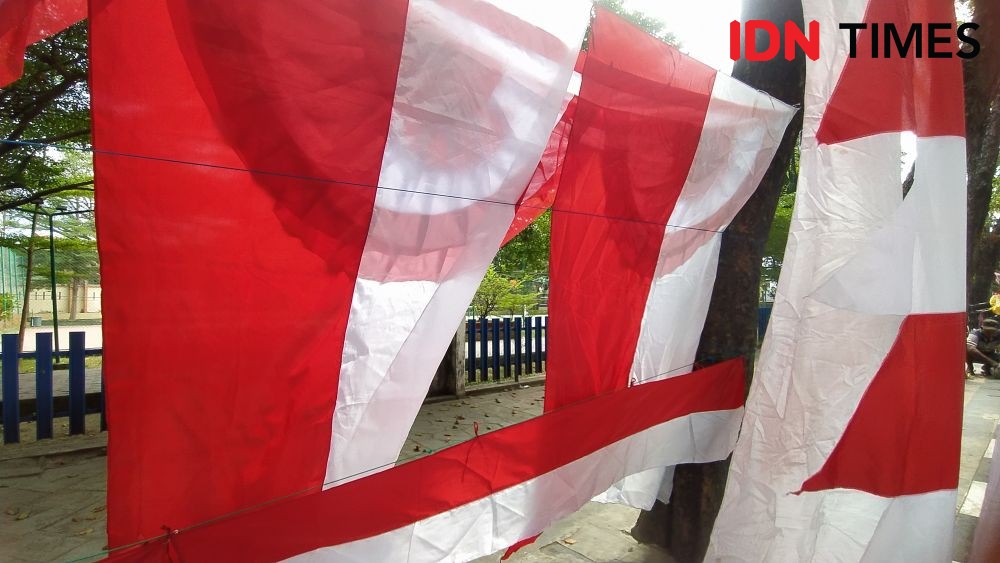 Jelang HUT RI, Penjual Bendera di Makassar Raup Rp1 Juta per Hari